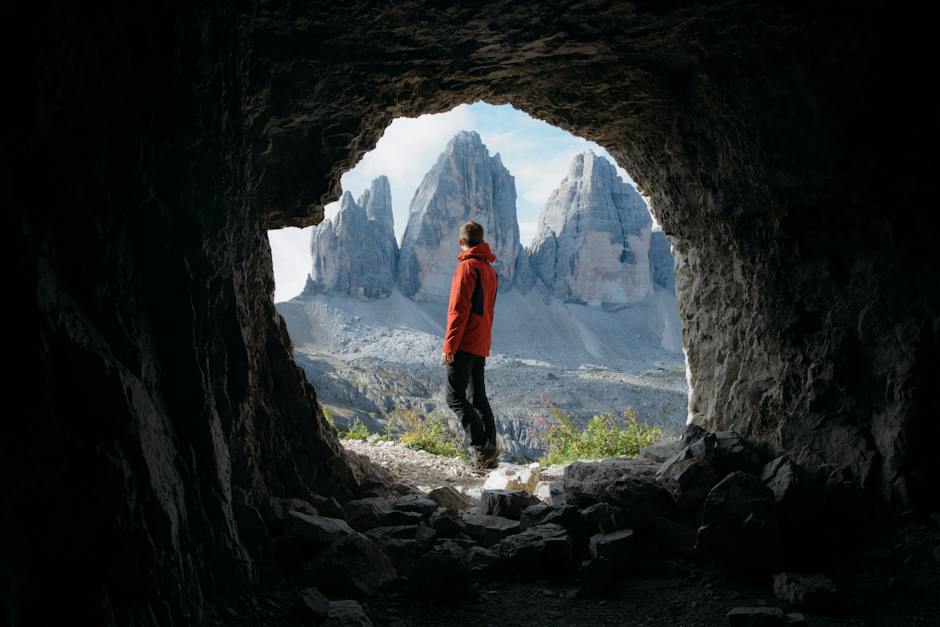 Image of treasure hunting in America, showing adventurers exploring caves and searching for treasure.